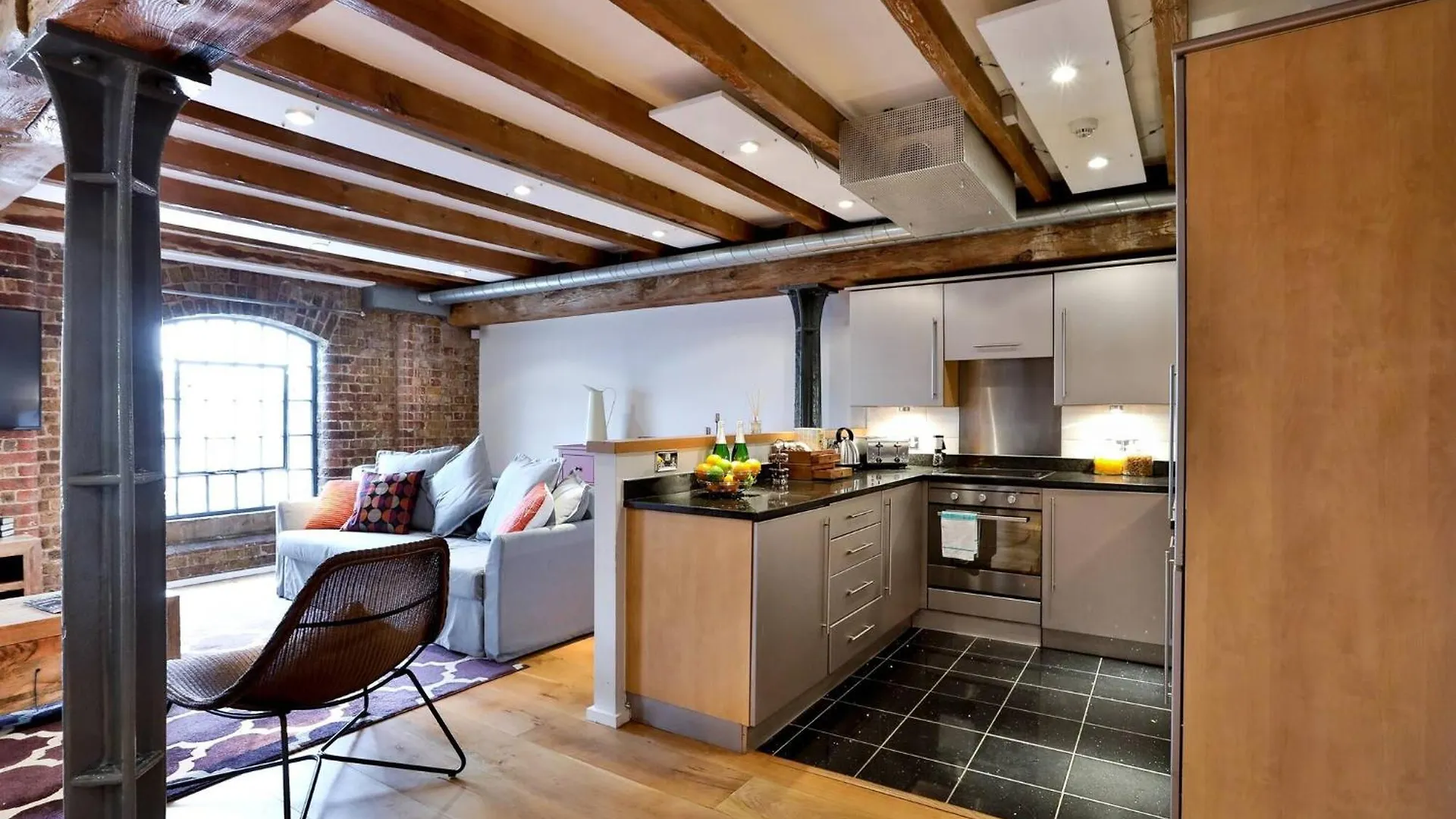 Wild Roses Serviced Apartments - Excel Warehouse 1 London