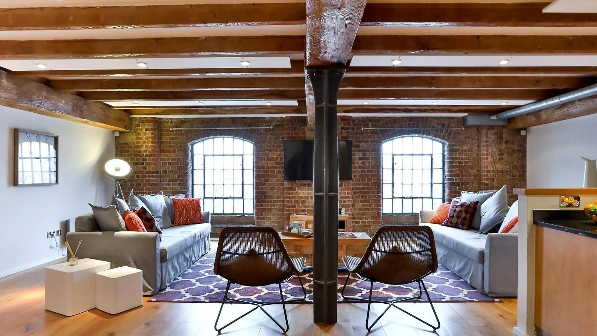 Wild Roses Serviced Apartments - Excel Warehouse 1 contacts