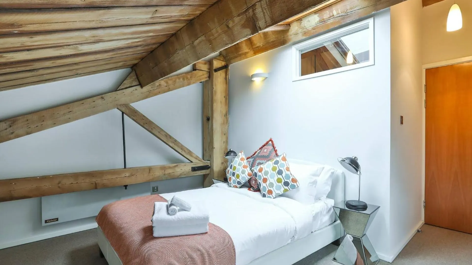 Wild Roses Serviced Apartments - Excel Warehouse 1 London